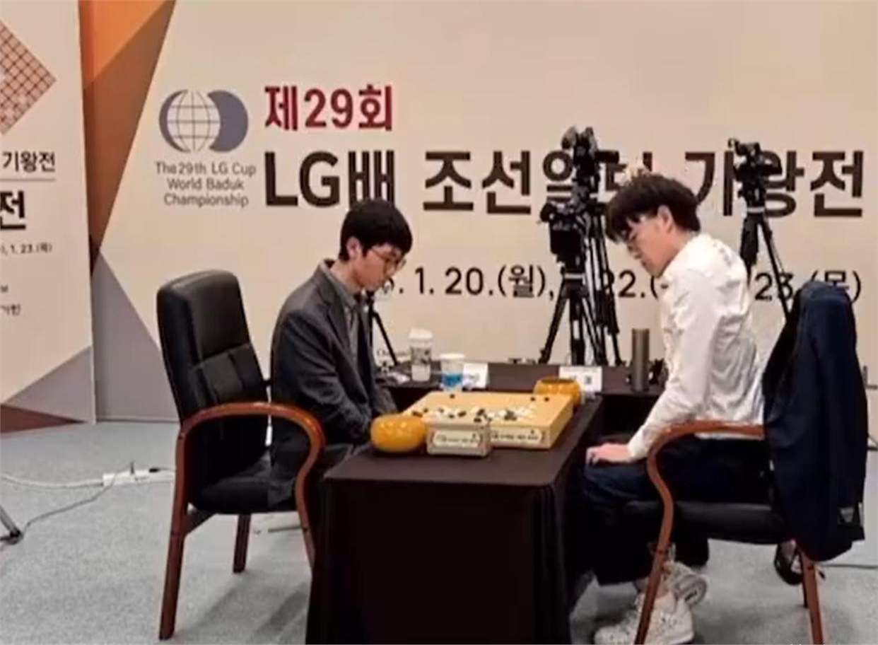 费德勒在老鹰比赛中刷新纪录,比赛规则变更引发热议!(费德勒大满贯数量21) 费德勒在老鹰比赛中刷新纪录,比赛规则变更引发热议!(费德勒大满贯数量21)